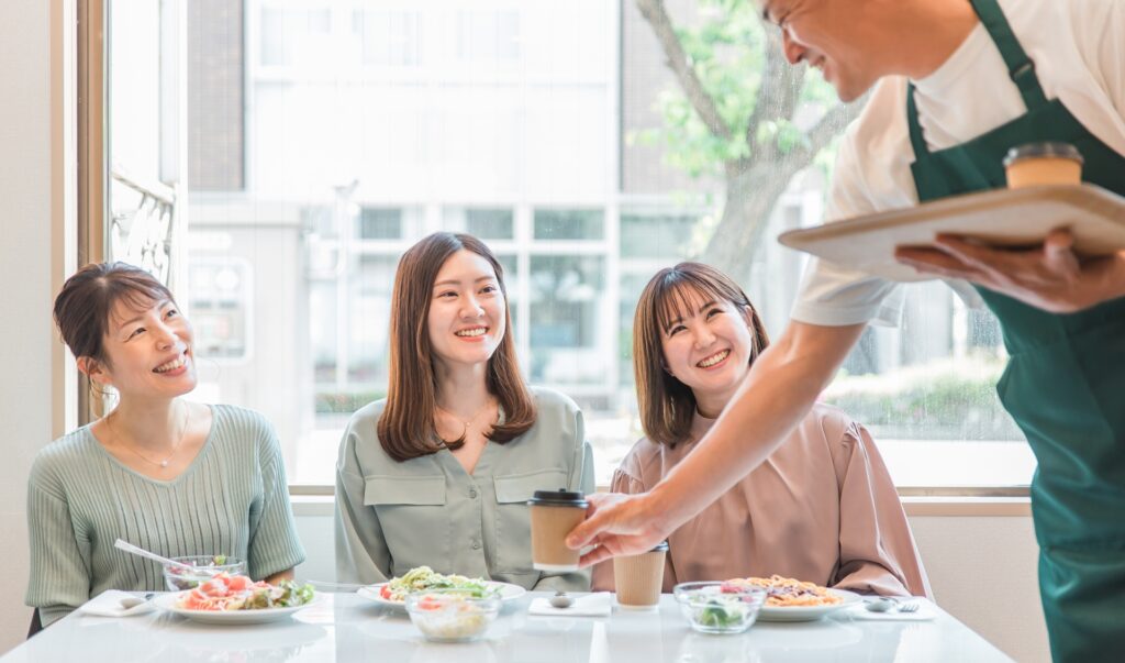 飲食店で朝食を食べている人の写真