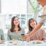 飲食店で朝食を食べている人の写真