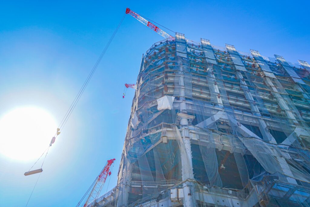 高層ビルにおける建設現場の写真
