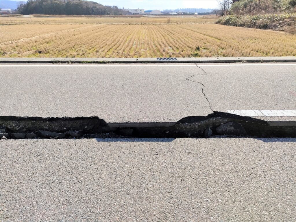 地震の影響を受けた土地の写真