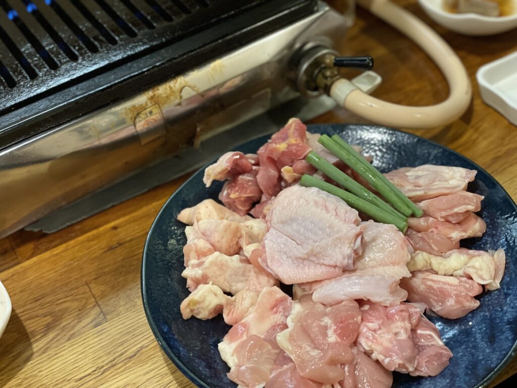 焼肉店で食事している人の写真