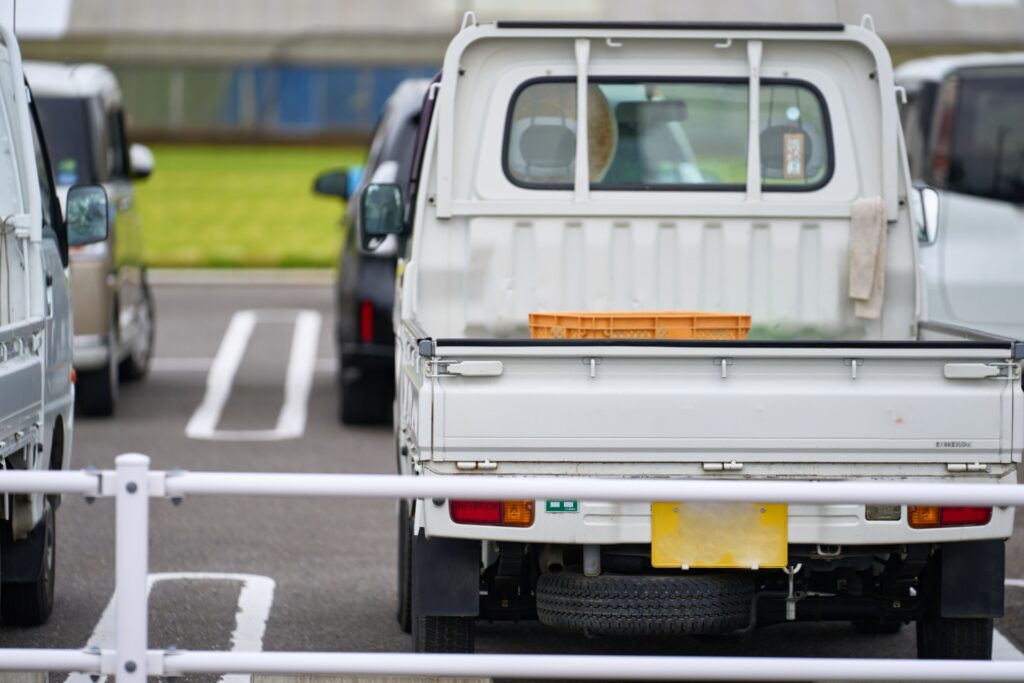 軽トラックの車検を受けている人の写真