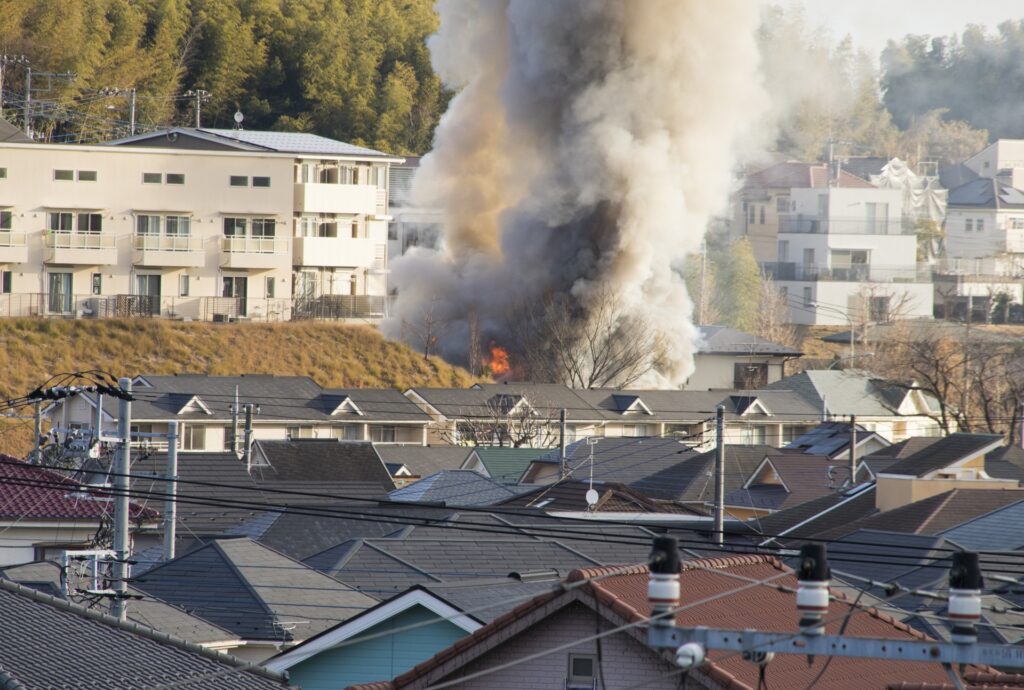 火事が起こった現場を撮影している写真