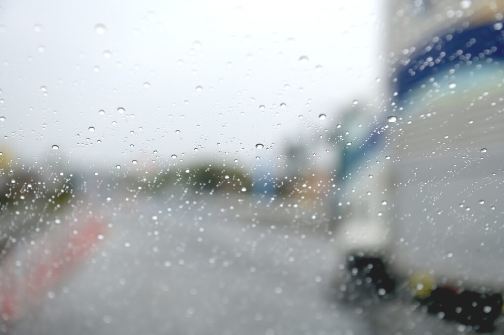 大雨が降っている地域を撮影した写真