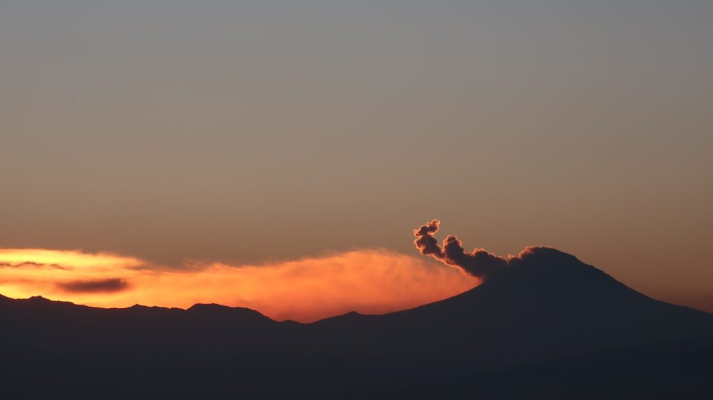 噴火した火山の写真