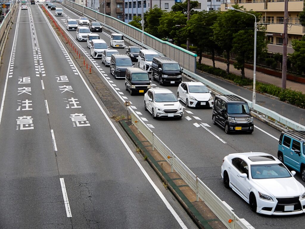 渋滞している高速道路の写真