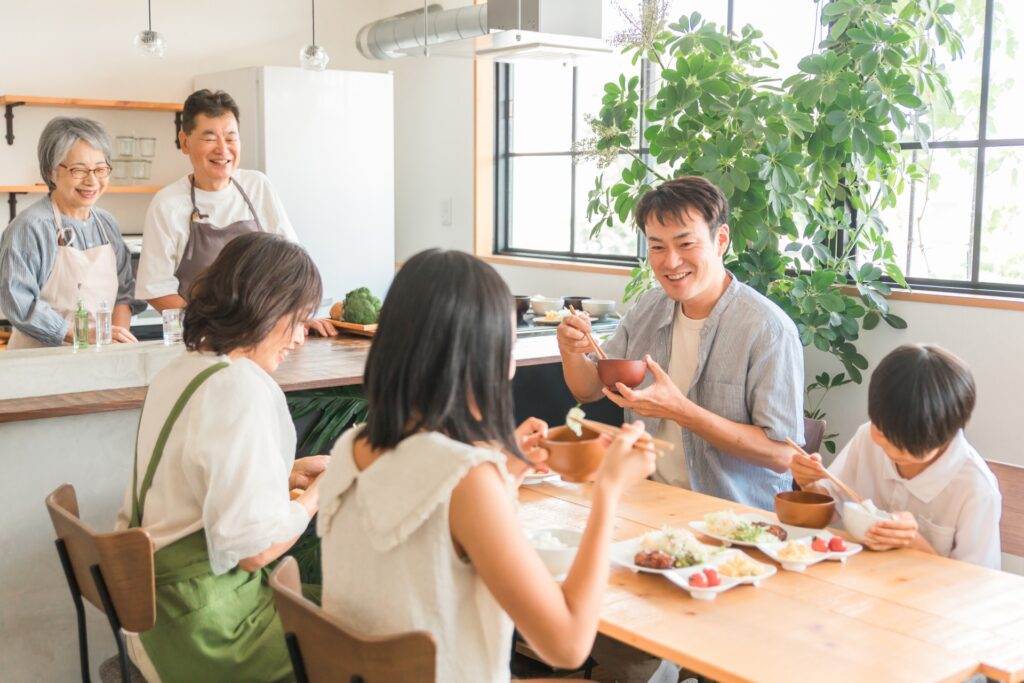 子どもが食事をしている場面