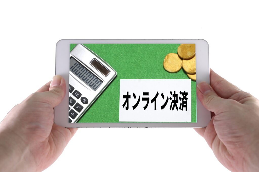 スマートフォンで決済している人