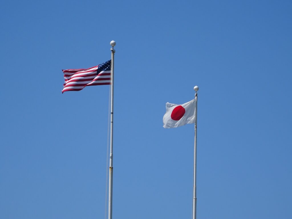 日本国旗とアメリカ国旗を撮影した写真