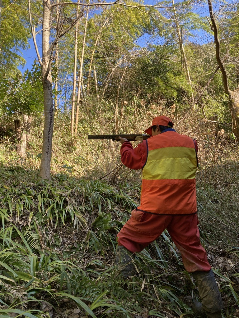 拳銃を構えているハンターの写真