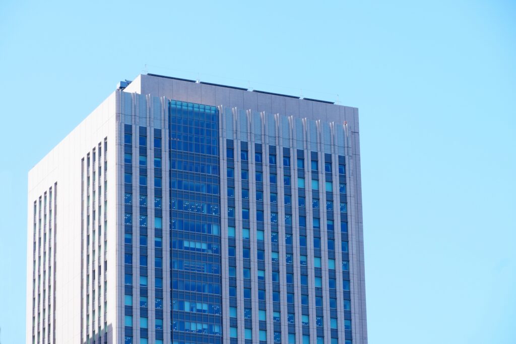 大企業のビルを撮影した写真