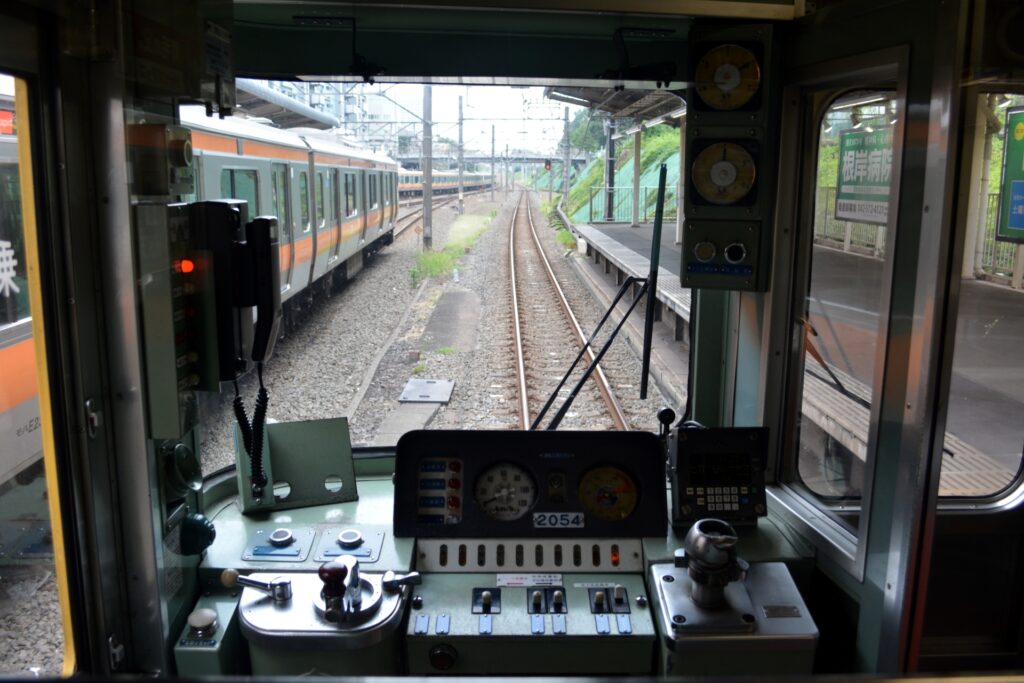 電車の運転席を撮影した写真