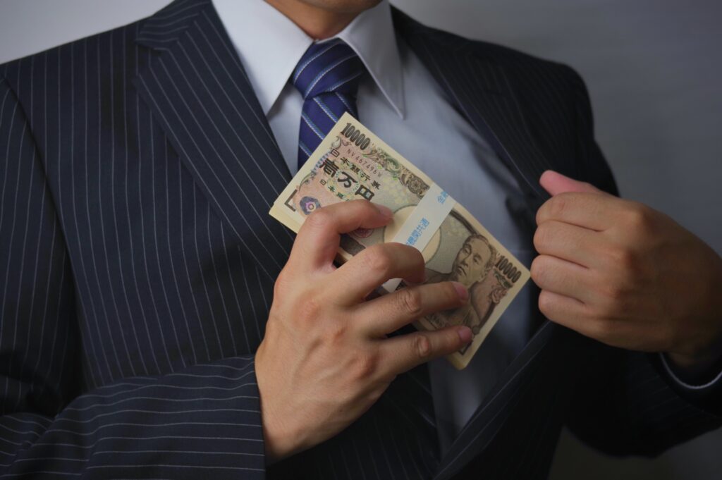 現金を盗む人をイメージした写真