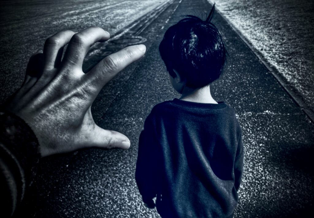 子供を誘拐しようと計画している犯人をイメージした写真