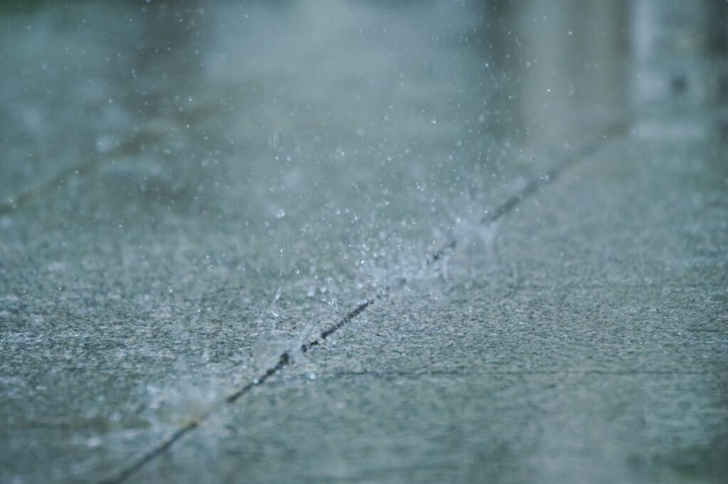 大雨が降っている場所を撮影した写真