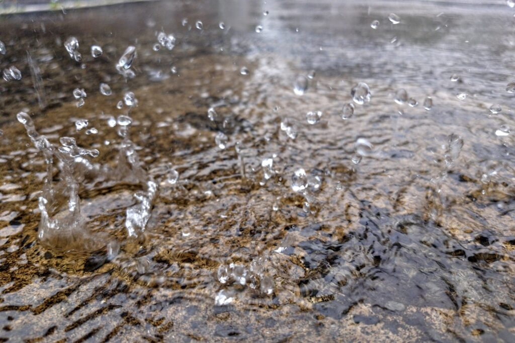 大雨が降っている天気を撮影した写真