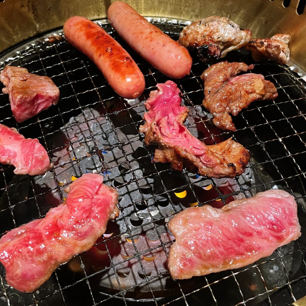 焼肉をしている人たちを撮影した写真