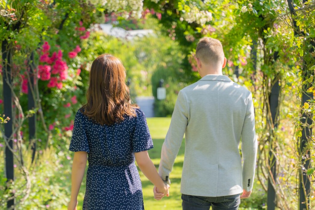 結婚している夫婦を撮影した写真