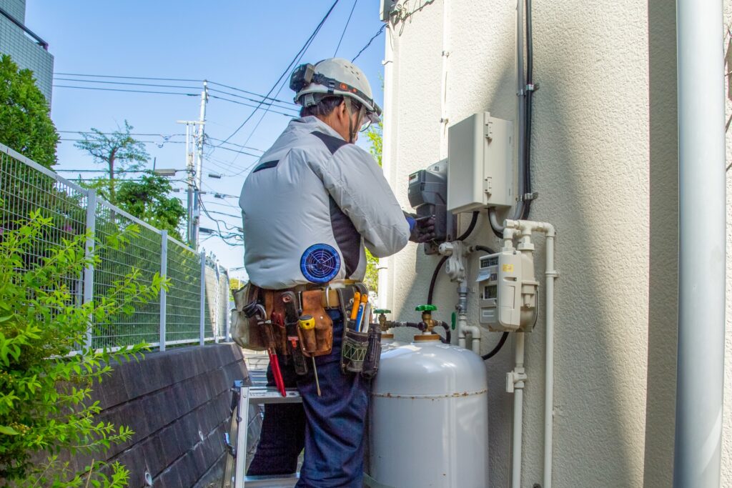 冷却ファンが付いた空調服を使用している作業員