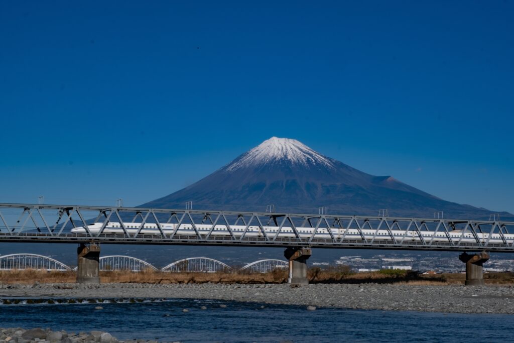 静岡を走っている新幹線の写真