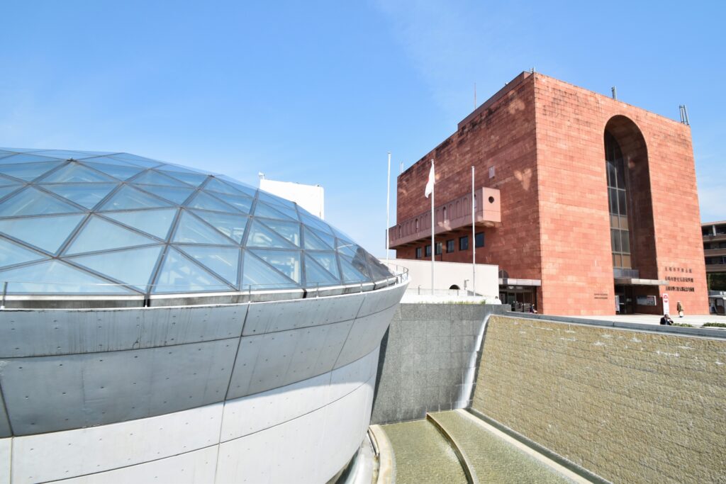 長崎原爆資料館の外観を撮影した写真