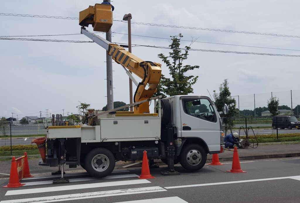 高所作業車に乗って作業している人