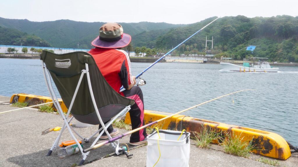 釣りを楽しんでいる人