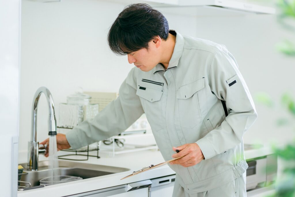 水道水の水質を検査している人