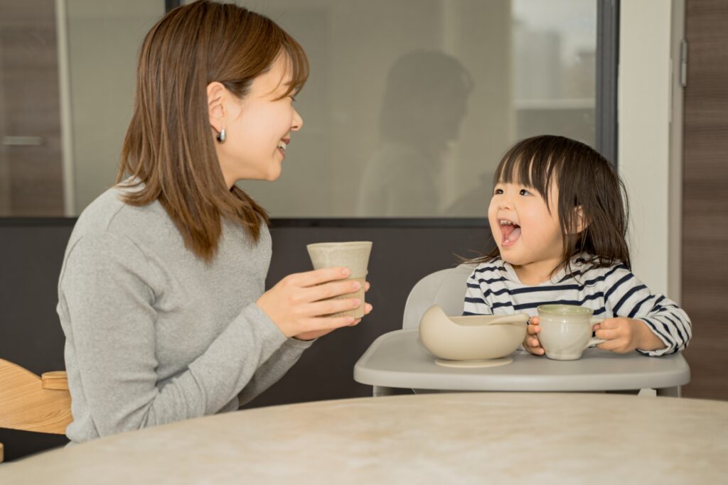 離乳食を食べている子ども