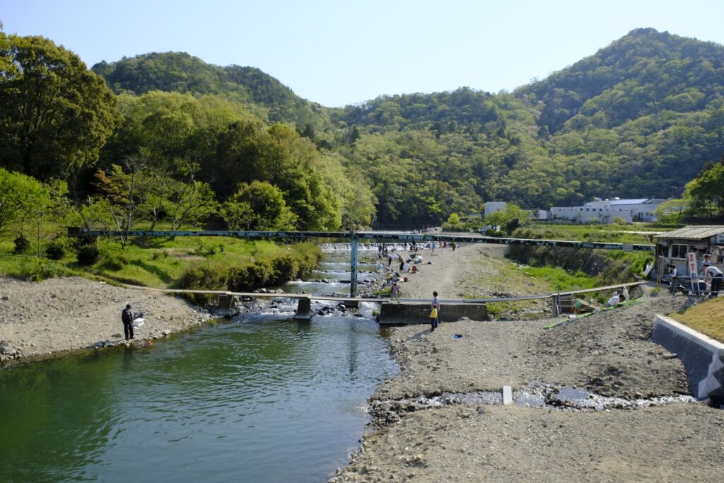 川遊びをしている人