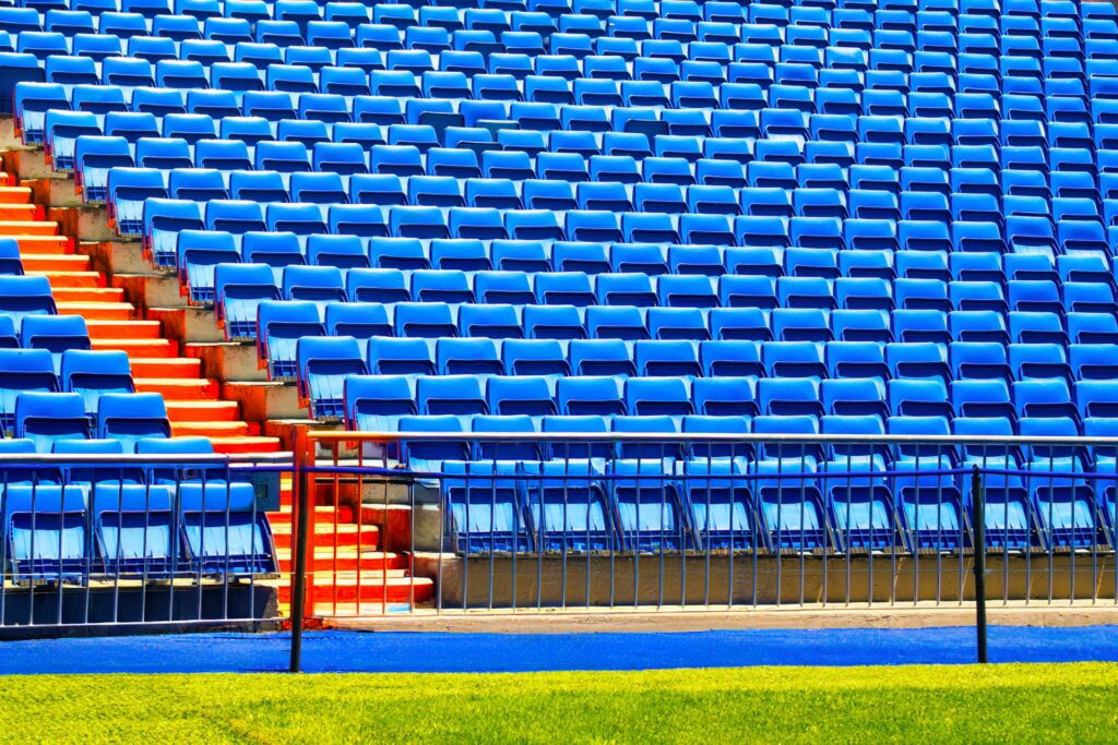 サッカーを観戦している人