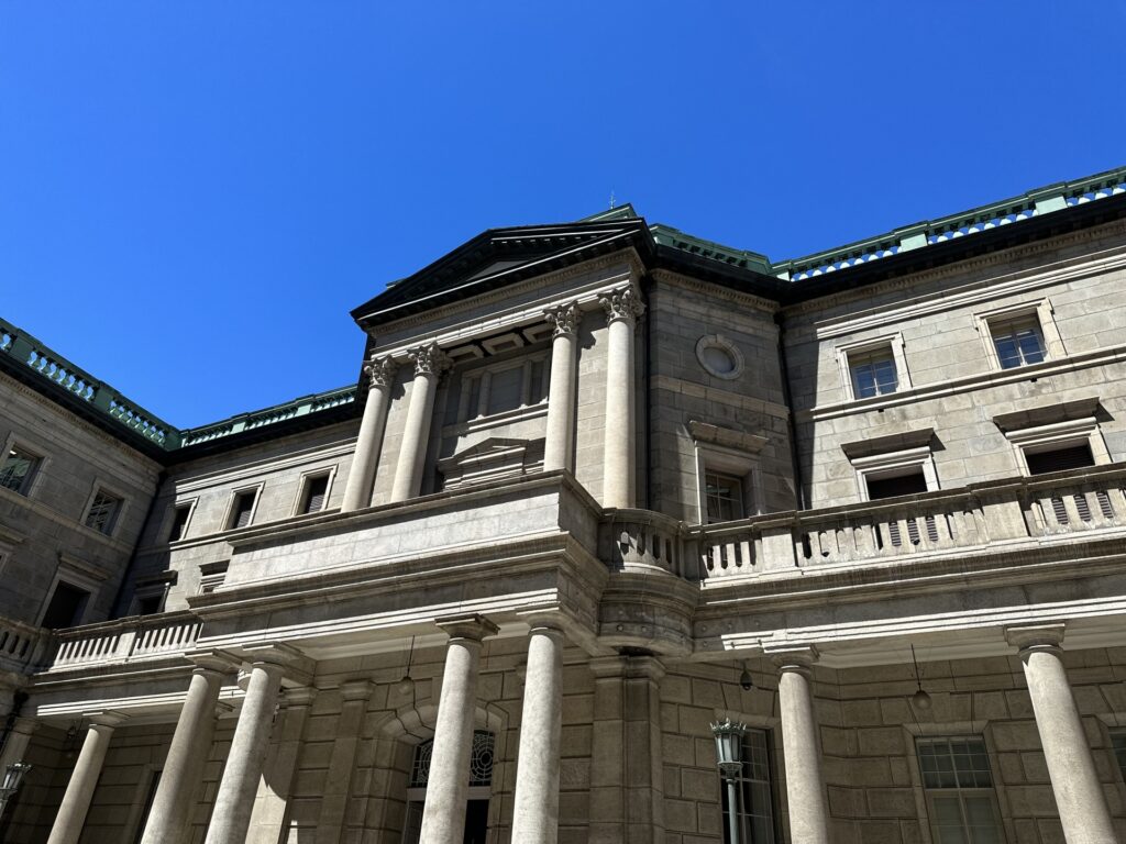 日本銀行における本店の外観を撮影した写真