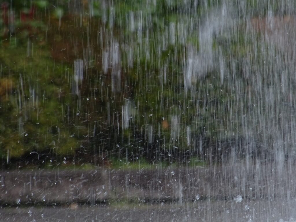 土砂降りの雨が降っている地域を撮影した写真