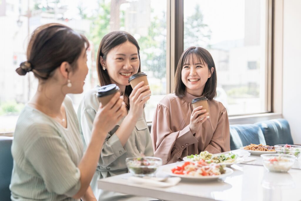 昼食のランチを食べている会社