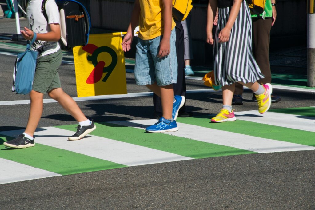 横断歩道を通行している小学生