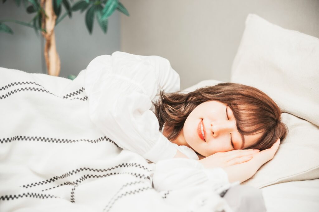 睡眠している女性