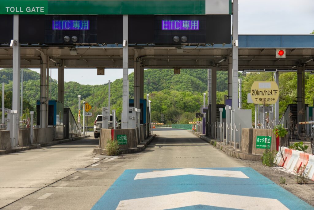 自動車にETCカードをセットしている人