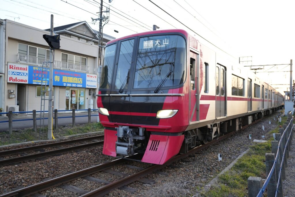 名鉄犬山線を通過する電車を撮影した写真