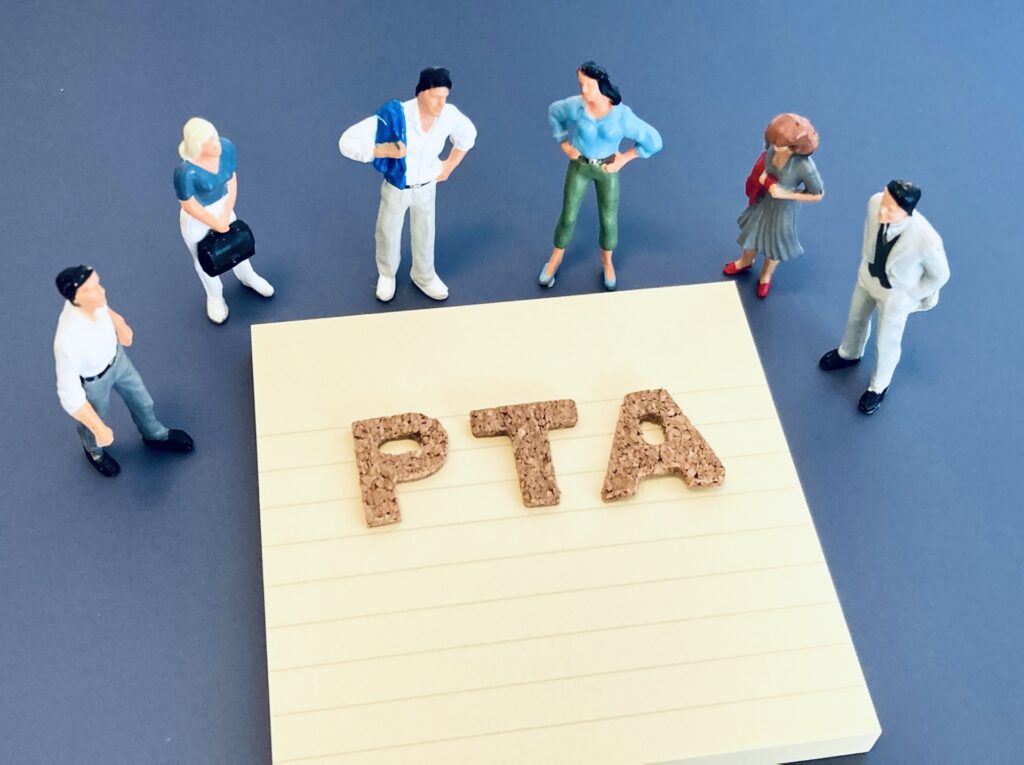 PTAの保護者と会合をしている教職員