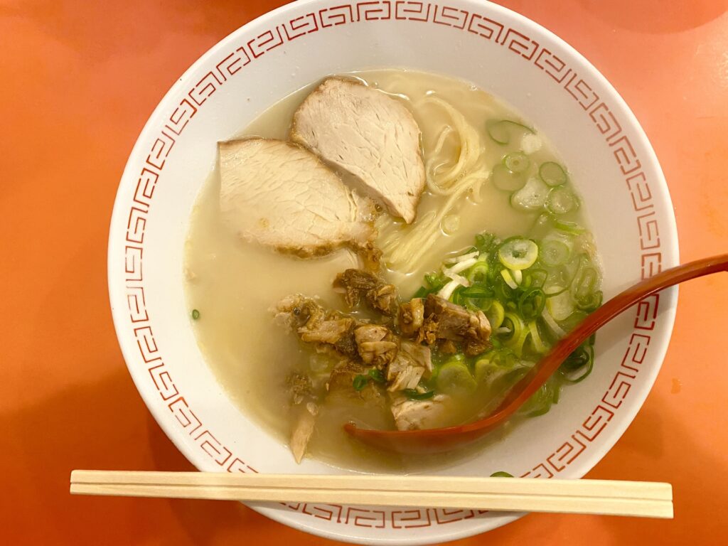 ラーメンを食べている人