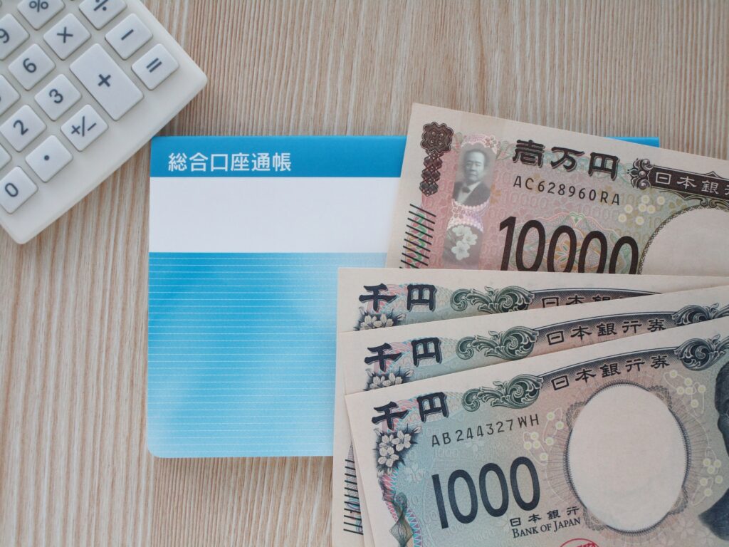 銀行の預金通帳をチェックしている人