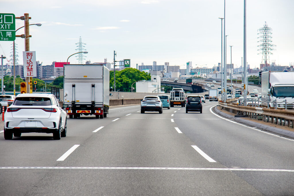 高速道路を走行している自動車を撮影した写真