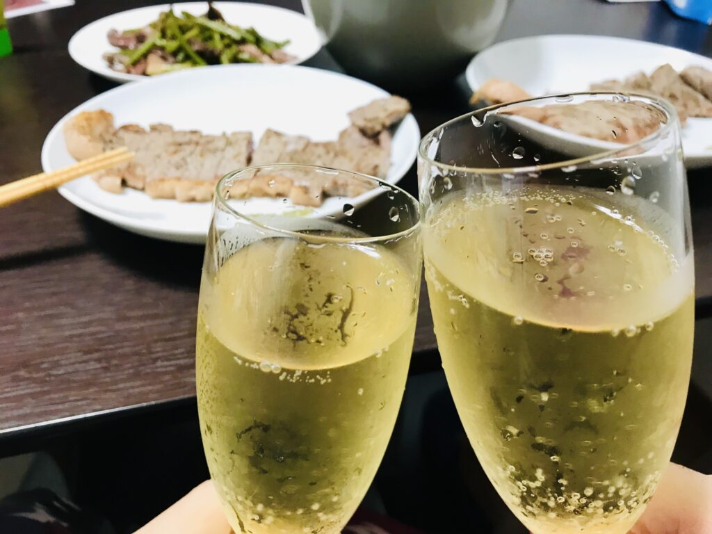 飲食店でお酒を飲んでいる人