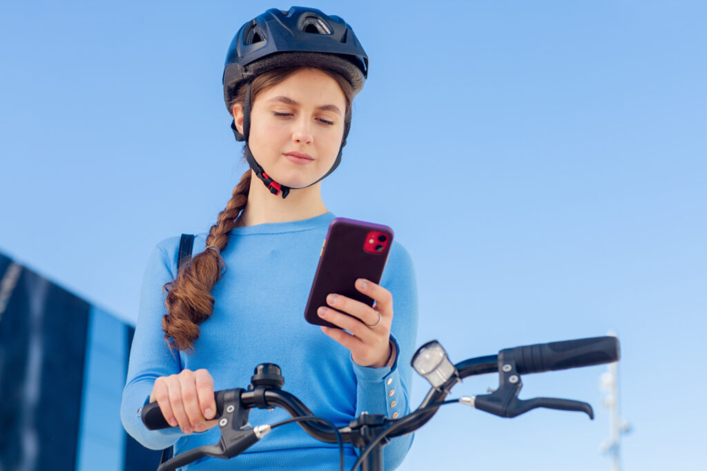 自転車の運転中にスマホを操作している人