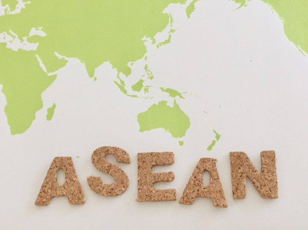 ASEANに参加している国をチェックしている人