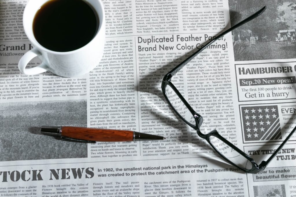 新聞を読んでいる人