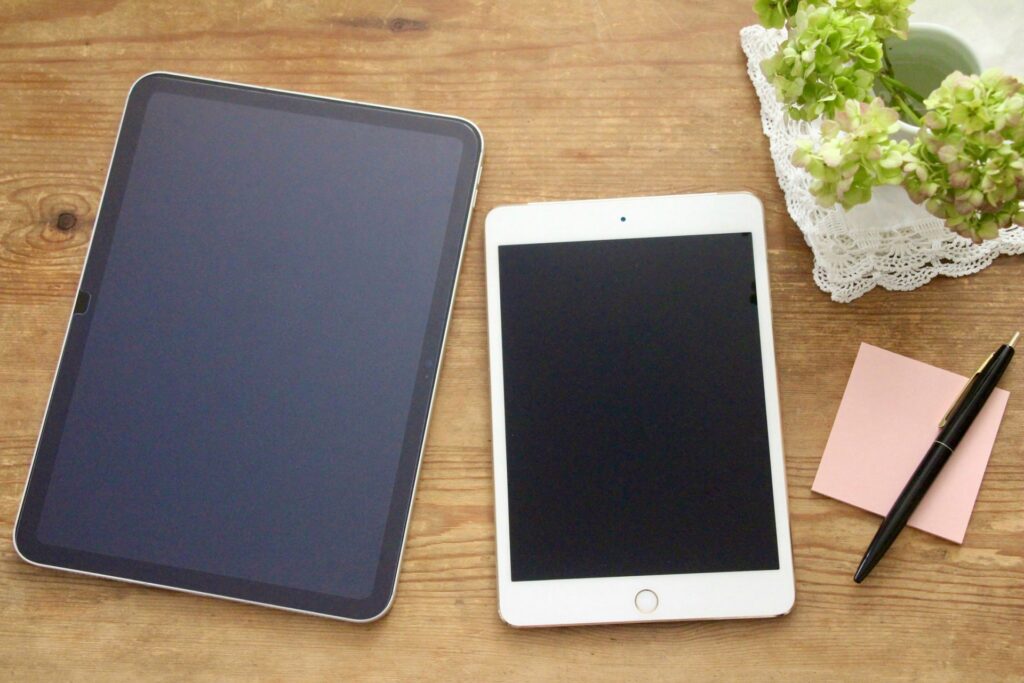 タブレットを活用しながら授業を受けている高校生