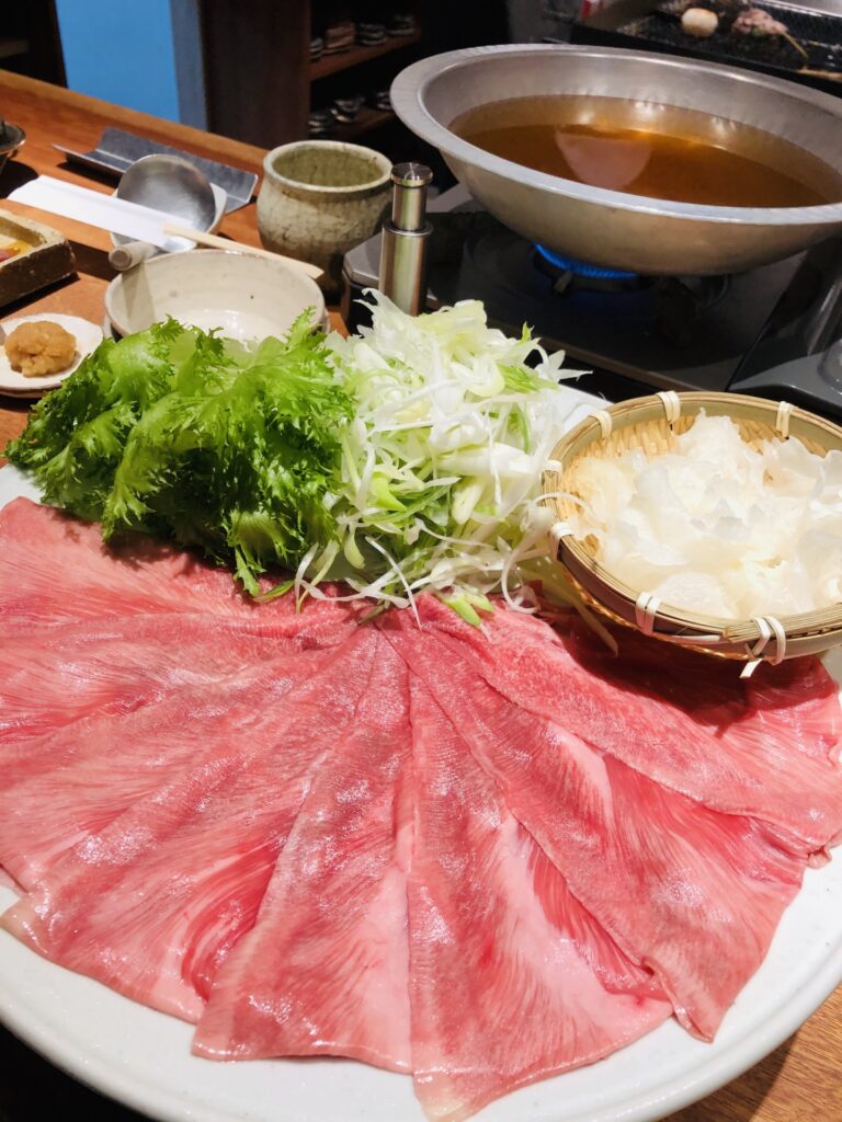 しゃぶしゃぶを食べている人