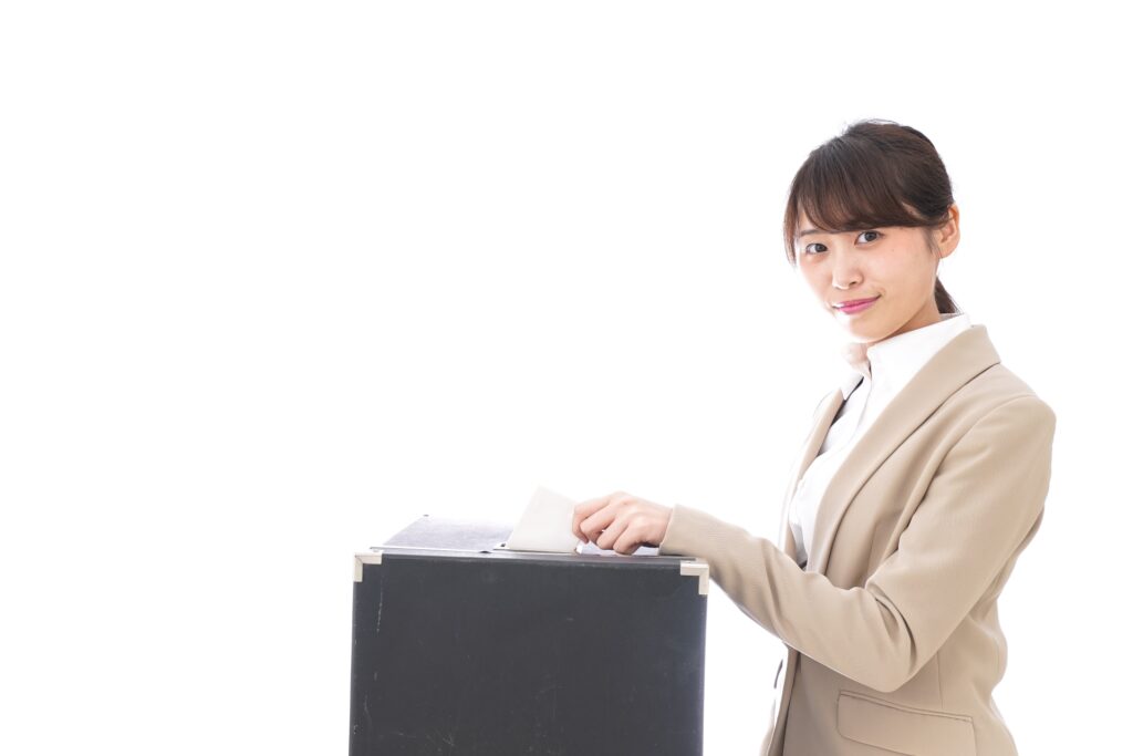 選挙で投票している女性