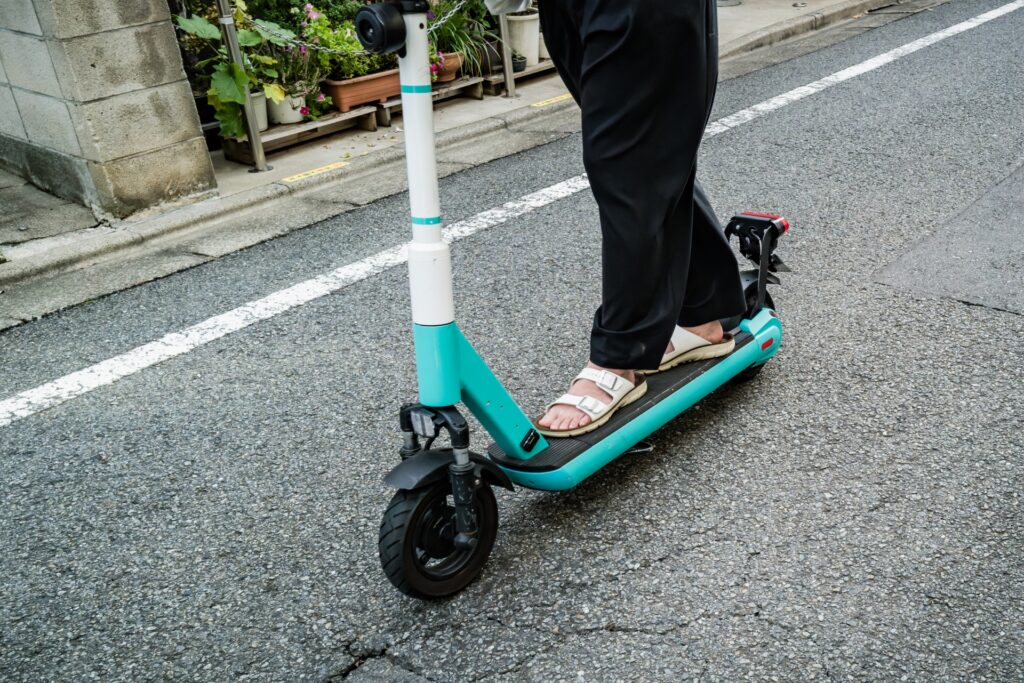 電動キックスケーターを運転している人